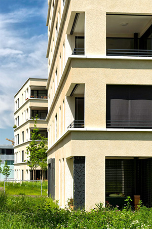 Hausfassaden von Mehrfamilienhäusern auf der Seite qsfassaden